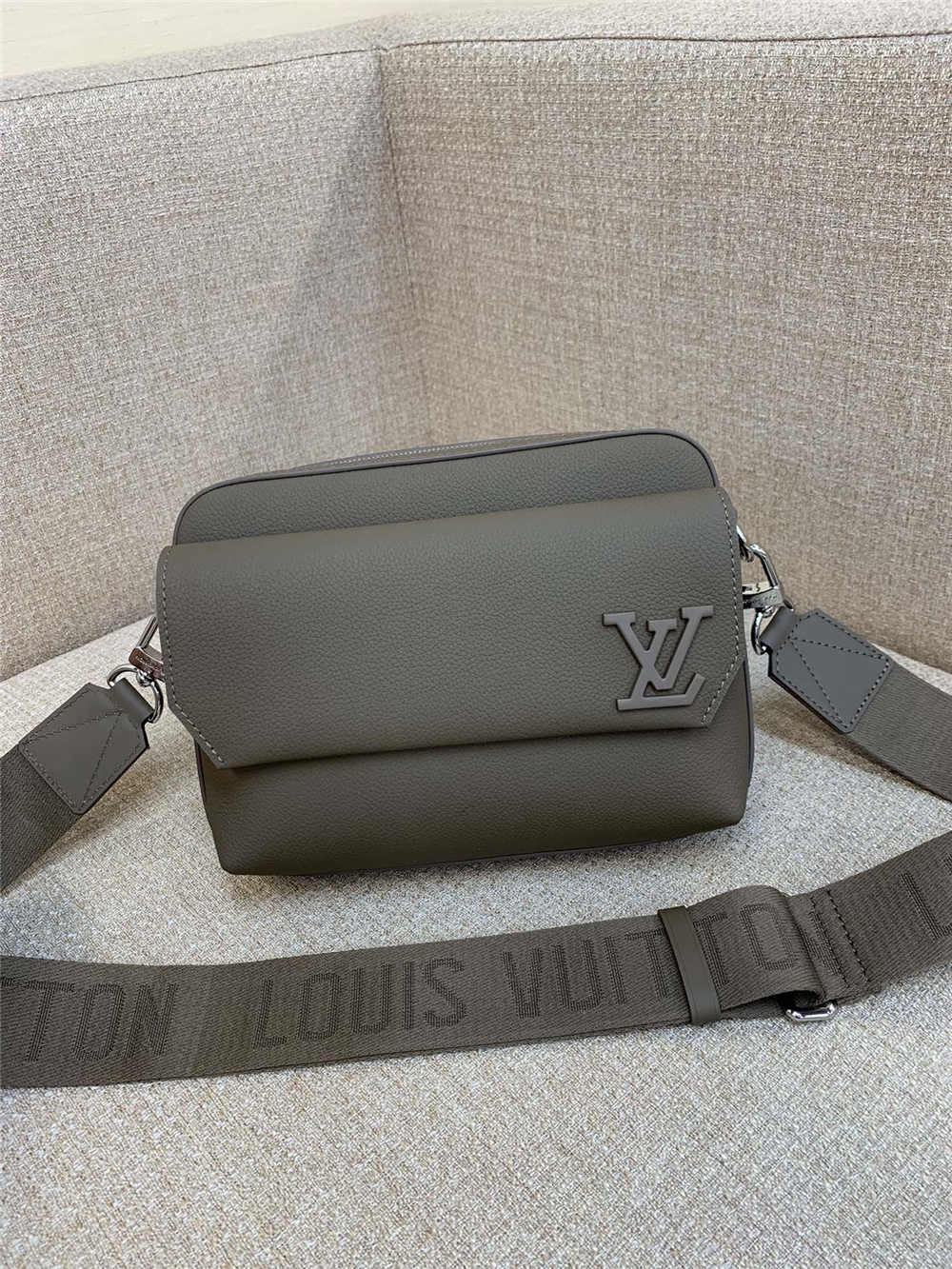 Louis Vuitton FASTLINE M11626  size：23.5x18x7cm 2025 new 